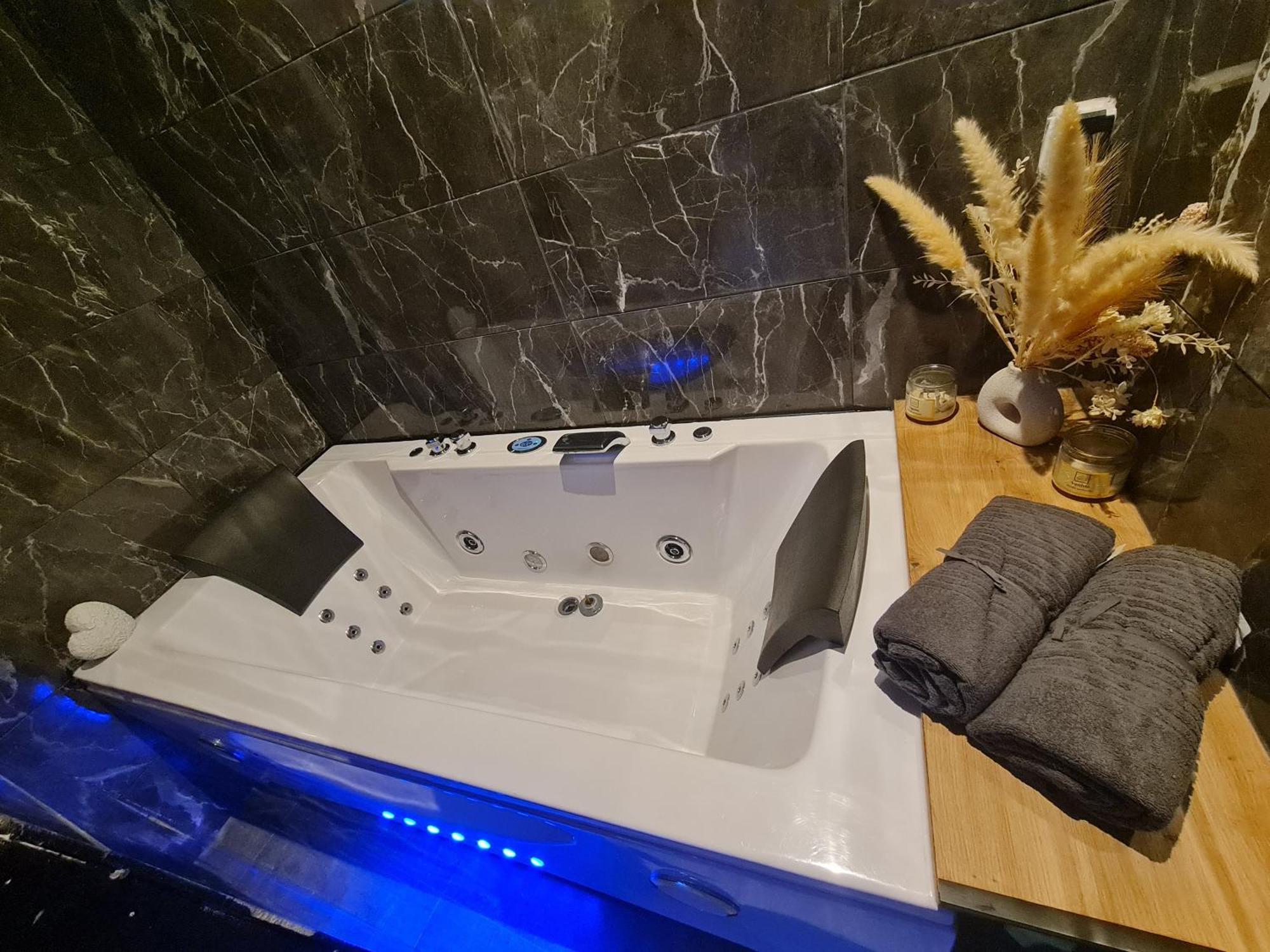 ליון Love Room Spa Jacuzzi מראה חיצוני תמונה