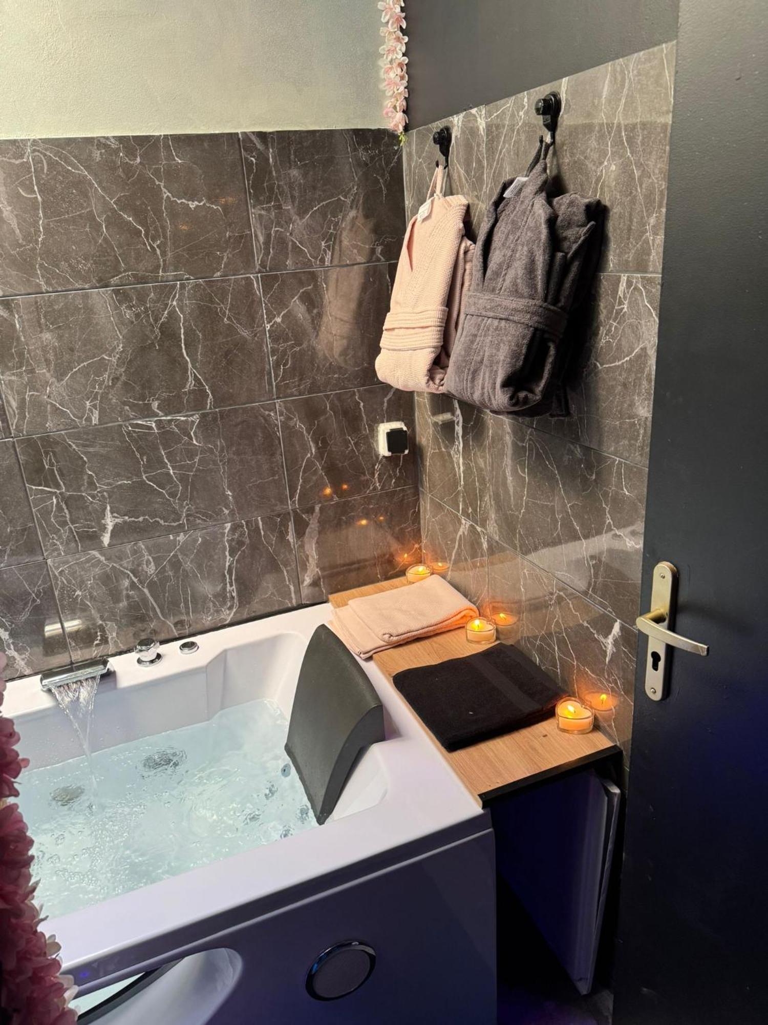 ליון Love Room Spa Jacuzzi מראה חיצוני תמונה